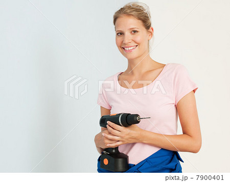 Young woman with an electric drill 7900401