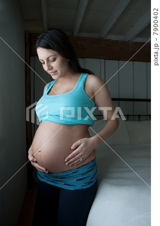 Woman showing pregnancy bump 7900402