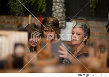 Grocer helping couple in grocery store 7900425