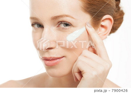 Woman applying moisturiser 7900426