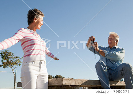 Man photographing woman 7900572