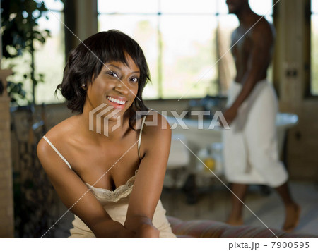 Young woman leaning forward and smiling, portrait 7900595