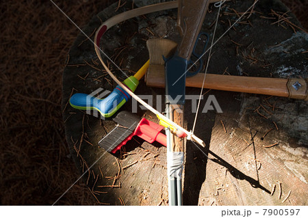 Toy cowboy bow and arrow 7900597