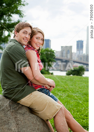 Portrait of young couple in city park 7900600