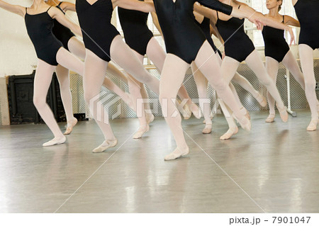 Ballerinas dancing 7901047