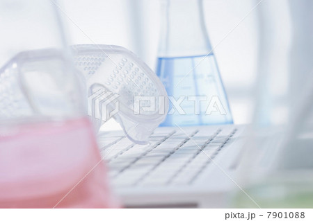 Safety goggles, keyboard and conical flask 7901088
