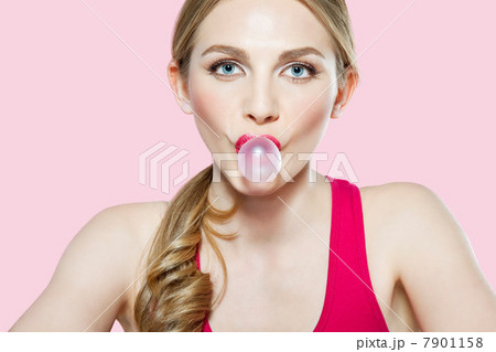 Young woman blowing bubble gum 7901158