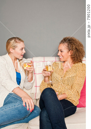 Friends with white wine Friends with white wine 7901200