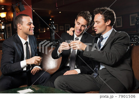 Businessmen drinking together in bar 7901506