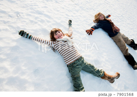 Children making snow angels 7901568