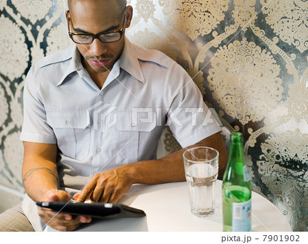 Young man using digital tablet in cafe 7901902