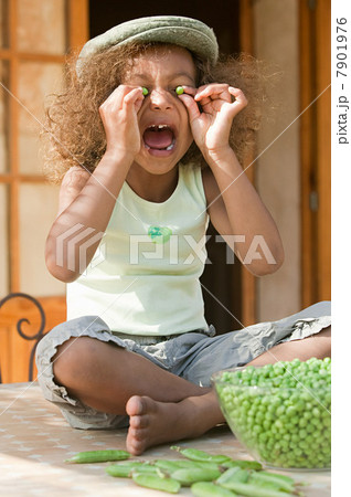 Girl shelling fresh peas 7901976
