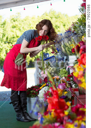 Florist working in shop 7902086