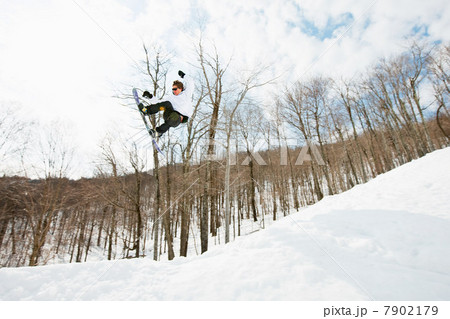 Snowboarder jumping in midair 7902179
