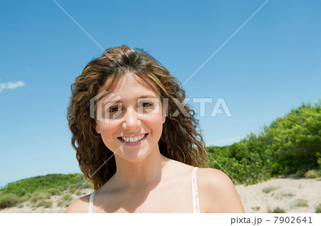 Young woman with long brown hair, portrait 7902641