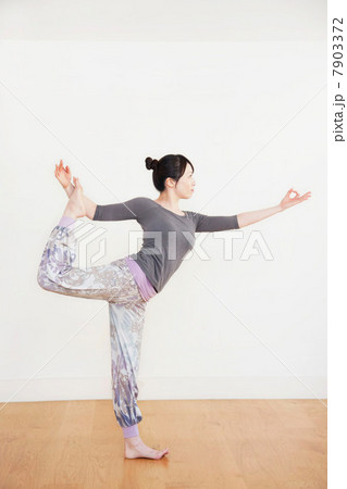 Woman standing on one leg, side view 7903372