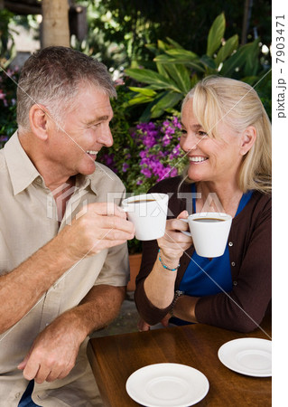 Mature couple having coffee 7903471
