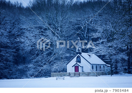 Isolated chapel in snow, St Georges Church, West End Village, nr. Esher, Surrey, UK Isolated chapel in snow, St Georges Church, West End Village, nr. Esher, Surrey, UK 7903484