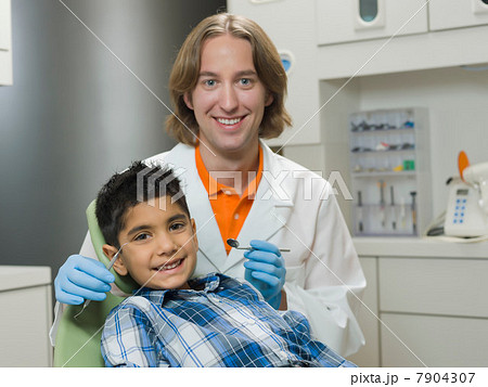 Dentist and young boy smiling, portrait 7904307