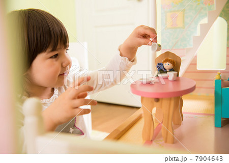 Girl playing with doll house Girl playing with doll house 7904643
