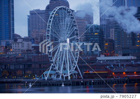 Ferris wheel on dock, Seattle, USA 7905227