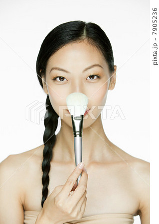 Young woman with makeup brush 7905236