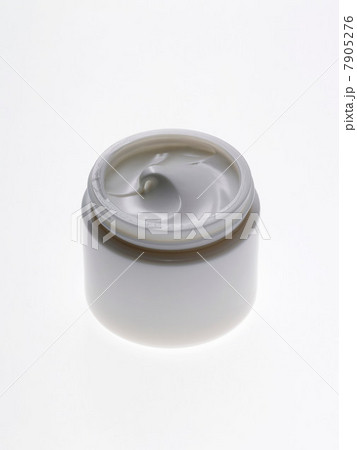 Close up of jar of lotion 7905276