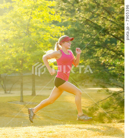 Teenage girl running in field 7905396