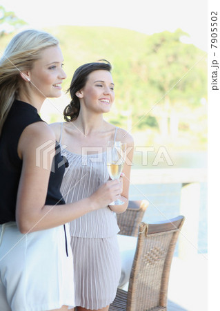 Women drinking wine together outdoors 7905502