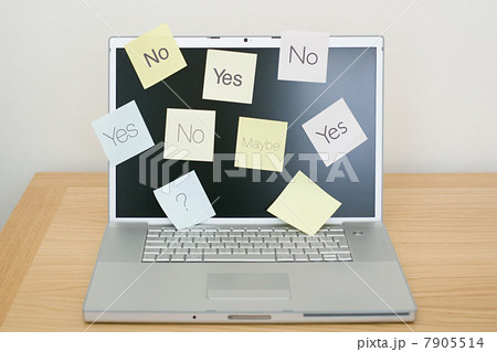 Adhesive notes on laptop 7905514