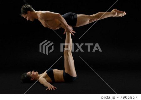 Mid adult couple performing modern dance 7905857