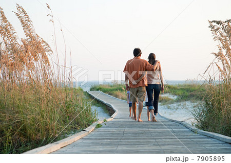 Couple walking on beach walkway 7905895