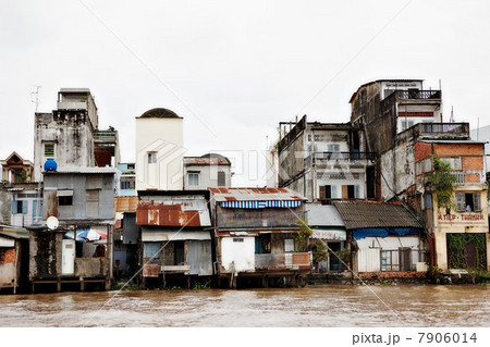 Houses along Mekong River, Can Tho, Vietnam 7906014