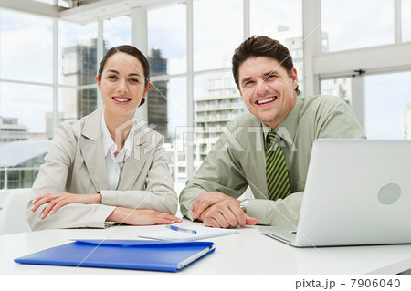 Businessman and businesswoman meeting in office with laptop 7906040