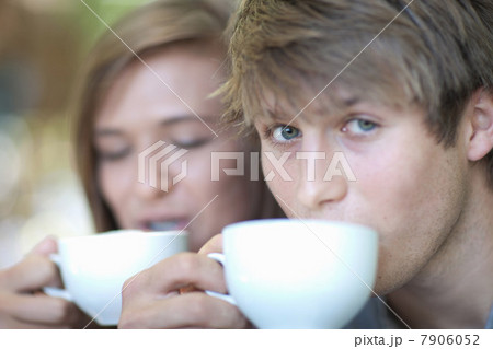 Couple drinking coffee together outdoors 7906052