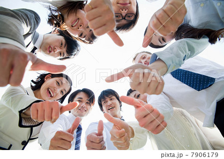 Businesspeople in a circle with thumbs up 7906179