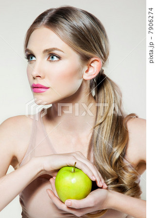 Young woman holding apple 7906274