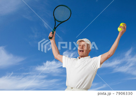 Senior male tennis player cheering 7906330
