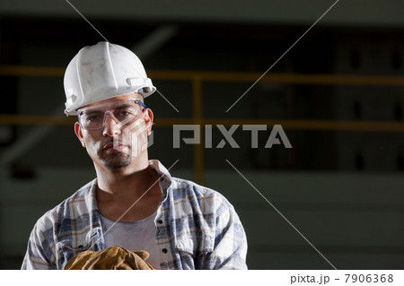 Mid adult construction worker wearing hard hat, portrait 7906368