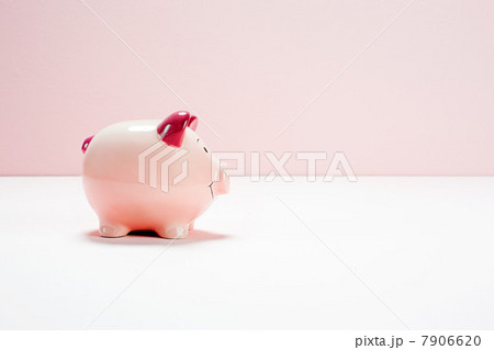 Pink piggy bank, studio shot 7906620