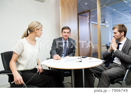 Businesspeople having duscussion Businesspeople having duscussion 7906749