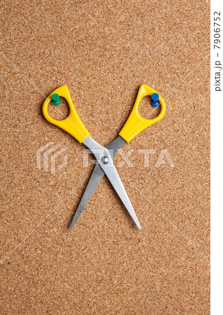 Pair of scissors on cork board 7906752