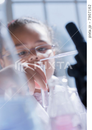 Girl using pipette 7907162