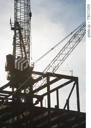 Crane over building under construction 7907309