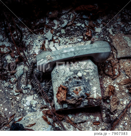 Old and weathered telephone 7907383