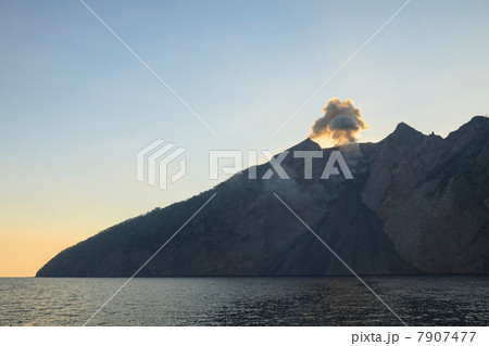 Volcano letting off steam 7907477