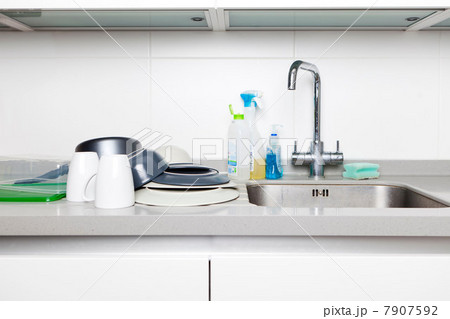 Washing up on kitchen sink 7907592