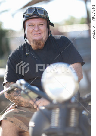Man in vintage goggles on motorcycle 7907661