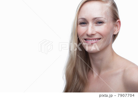 Young woman with long blond hair 7907704