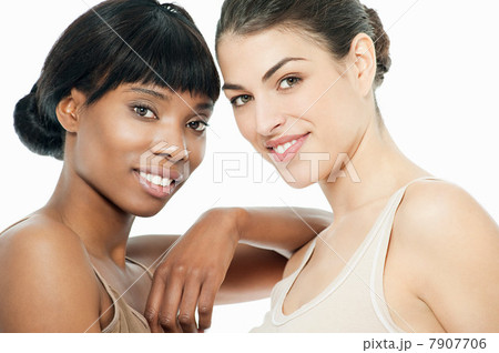 Two young women 7907706